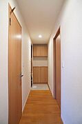 玄関収納もたっぷり！玄関ドアは防犯性の高いワンキーツーロックを採用★