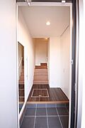 玄関を開けると2階へ続く階段があります♪全身ミラーや収納もあり広めの玄関です☆