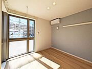 ■洋室■　天井には物干しフックがついており、雨の日や、花粉の強い時期に心強い味方です。アクセントクロスを採用して空間演出を施しております。