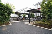 敷地内にゆったりとした駐輪場を設けています。