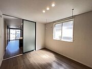 6．5帖の洋室は半透明のスライディングスクリーンで仕切られています。