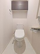 温水洗浄暖房便座のトイレです♪棚手すり・収納も備え付けです♪