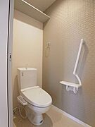 【トイレ】トイレには洗浄機能付き便座が付いています☆　上部棚やタオルハンガー、手摺りなど、細かいですがうれしい設備が豊富です♪
