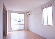 2面窓の明るく開放的なお部屋です！冷暖房も付いていて快適◎