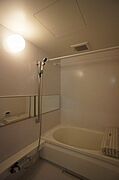 【浴室】ゆったりサイズのバスルーム◎収納棚や物干し竿と24時間換気システムなど快適装備が充実◎もちろん追焚給湯機能付きなのでお湯の張替えや継ぎ足し無しで温かいお風呂に入ることが出来ます。