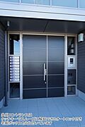 共用オートロック付きのマンションです。お部屋の鍵をタッチするだけでスマートに解錠でき、暗証番号タイプよりセキュリティ性が高いです。共同宅配ボックスが2台付いています。不在時の荷物の受取にご利用下さい。