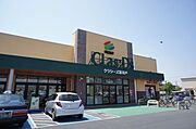 スーパー「フレッセイ」の高級路線店舗「クラシーズ」まで800ｍ！お弁当やお惣菜やパンが豊富でどれもなかなかおいしいですよ！忙しい方も夕飯のレパートリーが寂しくなりませんね！