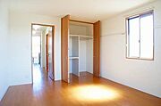 明るい陽射しが差し込む開放的なリビングです！横にも窓があり角部屋ならではの明るさが魅力です♪