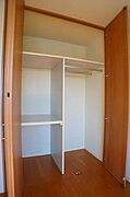 三段に分かれた戸棚とハンガーパイプ付きでお洋服や寝具、季節家電など一緒にしまえます！