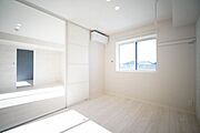 【西洋室】窓際には部屋干しに便利なホスクリーン付き。こちらもエアコン付きとなっております。