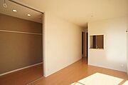 キッチンはカウンタータイプ◎洋室との仕切りも大きく開くスライディングスクリーンなので開放感のあるお部屋です！仕切りを閉じれば別々のお部屋としても使えます！