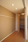 洋室の写真です◎お一人暮らしでもお休みの場所を分けられると部屋全体が使いやすくなりますね♪照明は調光式のダウンライトを使用しております！
