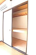 【収納】上下に分かれた収納がございます♪　突っ張り棒等を利用して、お洋服を掛けれるようにアレンジしてみてはいかがでしょうか♪