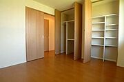 6．6帖の洋室にはハンガーパイプ付収納があります。