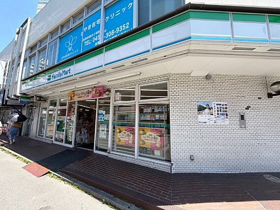 コンビニ「ファ...