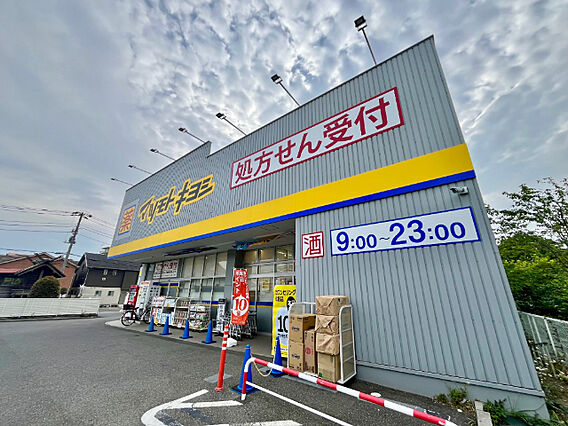 ドラックストア...