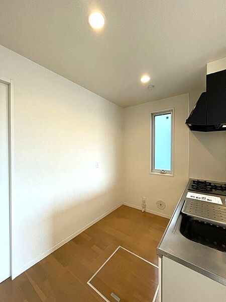 画像4:キッチンシンク後ろの、冷蔵庫などの設置スペースとなります♪