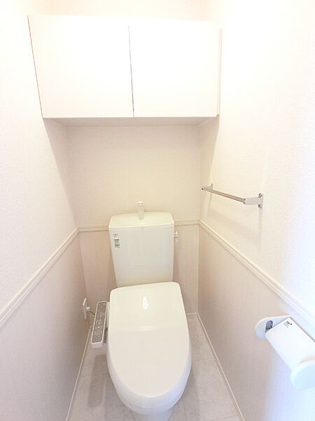 画像5:温水洗浄便座付き♪上部へやは、扉付きの収納棚ございます♪