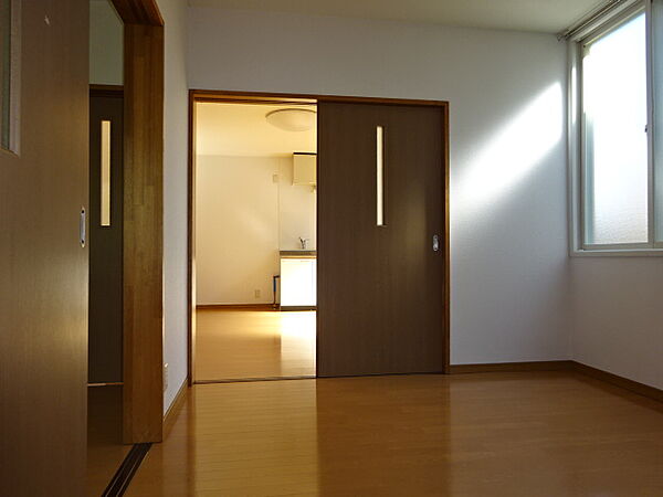 画像13:洋室続き間タイプ　居間からも出入りできます。