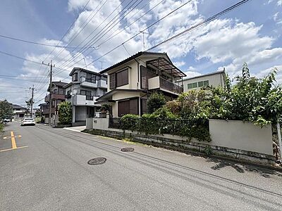 外観:現地現況写真。前面道路6.2mで解放感があります 外観:現地現況写真。前面道路6.2mで解放感があります