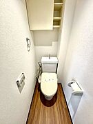 1階トイレ冬場でもひやっとしない温水洗浄便座を採用