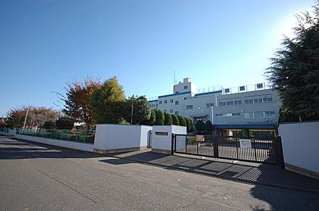 入間市立向原中学校 徒歩11分。 820m