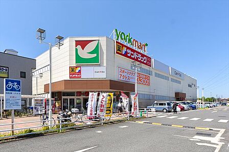ヨークマート入間店 徒歩3分。 240m