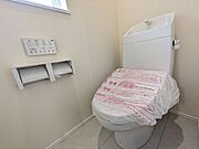 トイレ1階トイレ冬場でもポカポカな温水洗浄便座を採用。