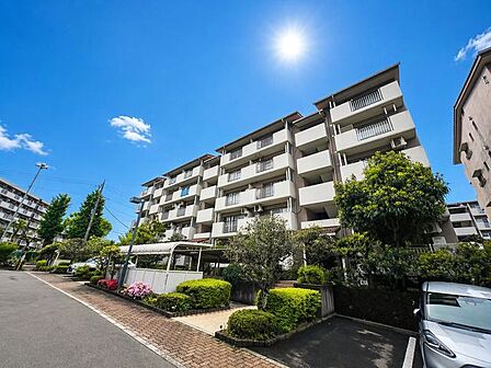 全室バルコニーに面した風通しのよいお部屋!!