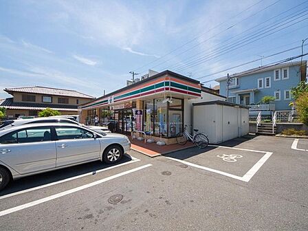 セブンイレブン入間新久店 徒歩11分。 860m