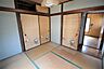 寝室：天袋付きで収納たっぷり。