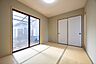 和室：日当たり良好な和室。押入付きで布団も収納、寝室にもおすすめです。