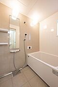 湯船はゆったり足を伸ばせる広さです。明るい印象でリラックス空間を演出しています。