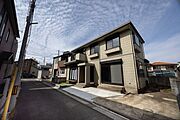 明るい陽光が差し込む開放的な外観。敷地まわりもすっきりしており、ゆとりある印象を与えます。