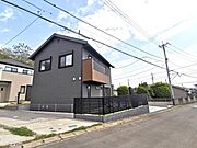 どこも土地が広い住宅街で開放感が見えます
