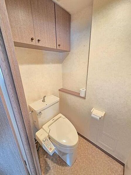 トイレには温水洗浄便座が設置されています。