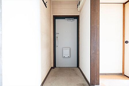玄関にはコート掛けがついています。
