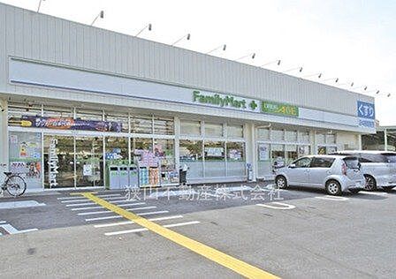 ファミリーマート+ドラッグ・エース広瀬東店 徒歩13分。 990m