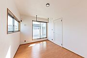 2F洋室／大型バルコニー面の明るい一室