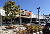 ライフソコラ所沢店 徒歩8分。 620m