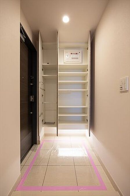 可動式棚となっており、様々なものを収納していただけます。