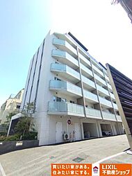 セキュリティ完備！鉄筋コンクリート造地上7階建て。　スタイリッシュな存在感を描き出す、白と黒のコントラストの外観