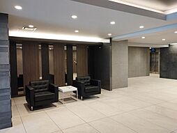 エントランスを通り抜けるとひと息つけるソファが設置されています。　