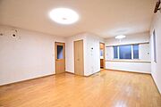 出窓が心地よい光を取り込む、開放的なリビングダイニング。キッチンは独立型で、生活感をほどよく隠せる安心のレイアウトです。