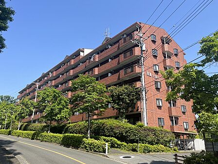現地(2026年5月)撮影。瀟洒な赤レンガ貼りの外観が特徴のグリーンヒル貝取1-34。建物全体が南向きで陽当たりも良好です。