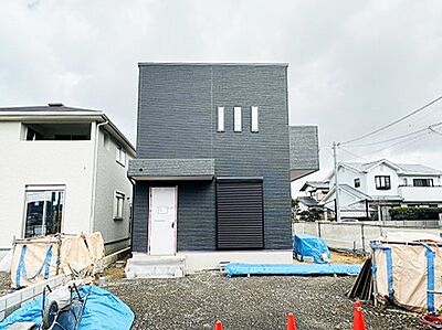 外観：岡垣町山田峠の新築戸建てです。スーパー徒歩9分。バス停は徒歩2分。2/16撮影