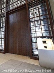オートロックのマンションです。24時間セキュリティで入居者や関係者のみ出入りできるようになっているので、防犯対策もバッチリ！女性の方や小さなお子様連れの方も安心です。