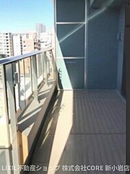 気持ちのいい空が見渡せる広いバルコニー。爽やかな風を感じて、心躍る素敵な暮らしがはじまります。通風・採光にも優れ、心地よい光と風があふれています