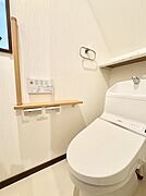 【トイレ】階段下を利用した1階トイレ。手すり付きの安心感！2階にもトイレがあり、混雑緩和、病気等で使用を制限したい時に便利です