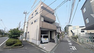 外観:【外観】 2008年7月築・明るく開放感のある2階にリビングを配した3階建ての住まい!閑静な住宅街の南西角地に立地、道行く人の視線を気にすることなく、寛げる住まいです 外観:【外観】 2008年7月築・明るく開放感のある2階にリビングを配した3階建ての住まい!閑静な住宅街の南西角地に立地、道行く人の視線を気にすることなく、寛げる住まいです